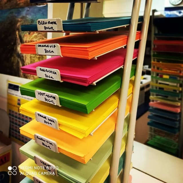 Flyers, couvertures de dossiers ou affiches : un large choix de papiers de couleur